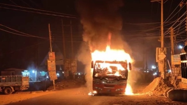 ব্রাহ্মণবাড়িয়ায় চলন্ত বাসে আগুন