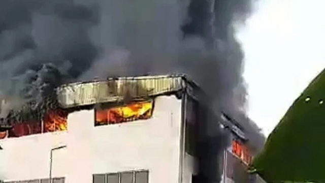 নারায়ণগঞ্জে ব্যাটারির কারখানায় ভয়াবহ আগুন