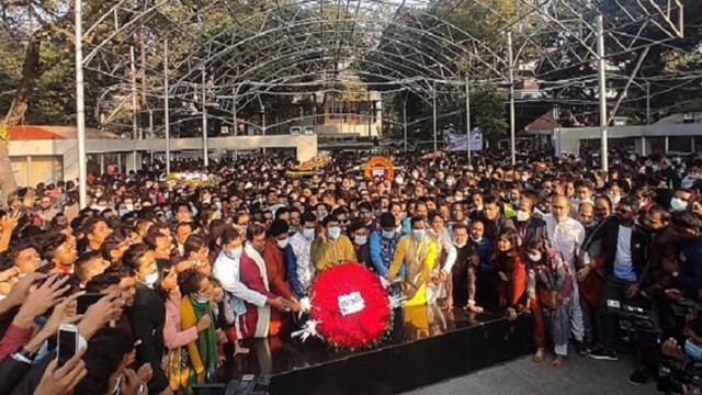 বঙ্গবন্ধুর প্রতিকৃতিতে ছাত্রলীগের শ্রদ্ধা