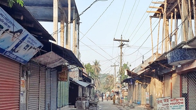 লকডাউন কার্যকর করতে বাগেরহাটের ফকিরহাট উপজেলা প্রশাসন মাঠে