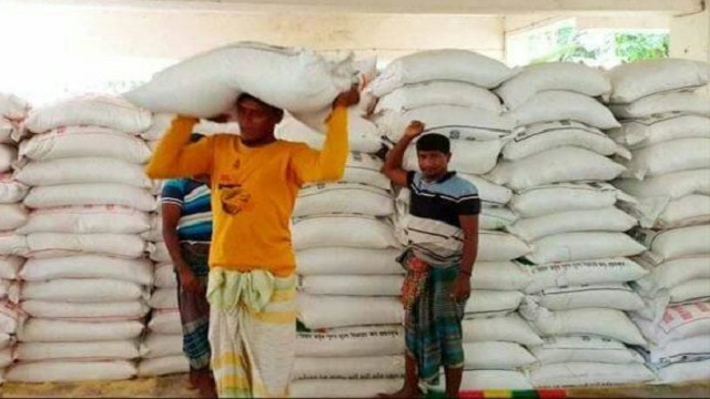 ভোলায় জেলেদের মাঝে চাল বিতরণ