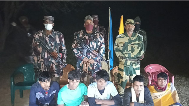 চাঁপাইনবাবগঞ্জ সীমান্তে দিয়ে ভারতে অনুপ্রবেশের সময় আটক ৫