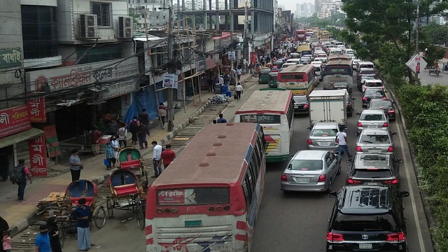 সড়ক দূর্ঘটনায় থমকে গেলো ঢাকার রাজপথ
