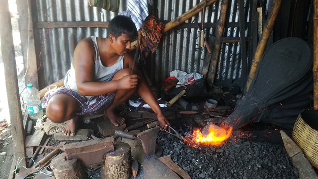 গোপালগঞ্জে কোরবানির ঈদেও সুনসান কর্মকারপাড়া