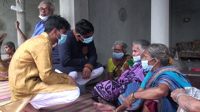 বৃদ্ধাদের নিয়ে ঈদ উদযাপন করলো ছাত্রলীগ