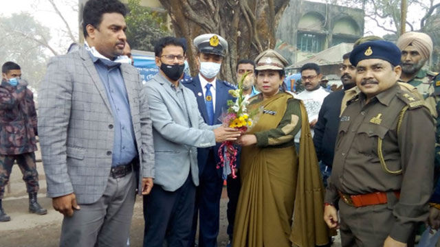 কাস্টমস দিবস উপলক্ষে চেকপোস্টে ফুল ও মিষ্টি বিনিময়
