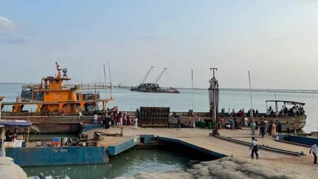 বাংলাবাজার-শিমুলিয়া রুটে অনির্দিষ্টকালের জন্য ফেরি বন্ধ
