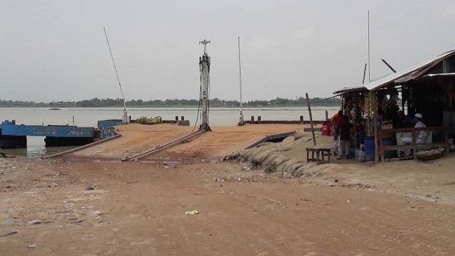 ফেরী ঘাট সরিয়ে ফেলার দাবী দক্ষিণাঞ্চলবাসীর