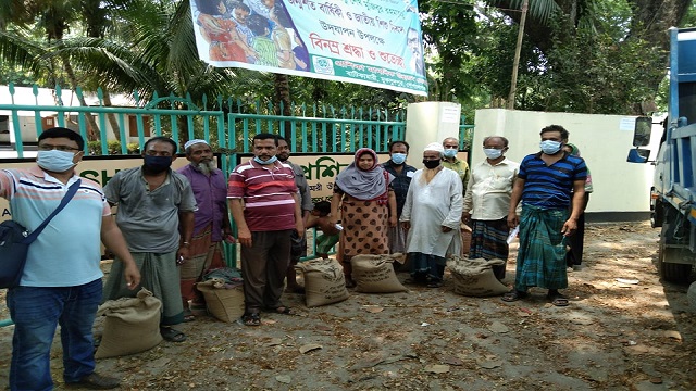 অসহায় পরিবারের মাঝে প্রধানমন্ত্রীর উপহার খাদ্য সহায়তা প্রদান