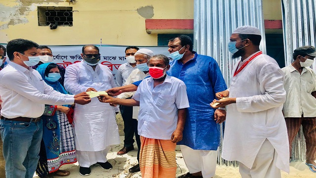 ঈশ্বরদীতে অনুদানের অর্থ বিতরণ
