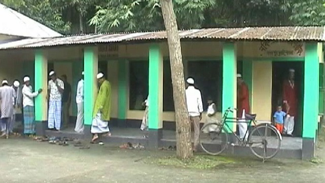 পাবনার একটি গ্রামে ঈদ উদযাপিত