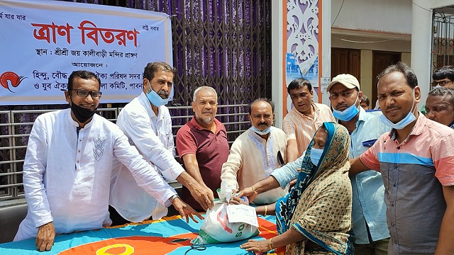 পাবনায় কর্মহীন মানুষের মাঝে খাদ্য সামগ্রী বিতরণ