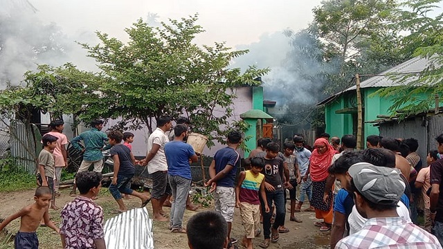পাবনায় যুবককে কুপিয়ে হত্যা, অভিযুক্তদের বাড়িতে আগুন
