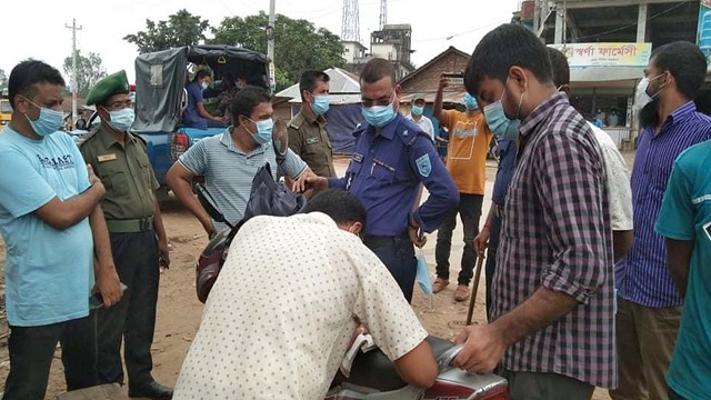 ঘোড়াঘাটে লকডাউনে কঠোর অবস্থানে উপজেলা প্রশাসন ও আইন শৃঙ্খলা বাহিনী