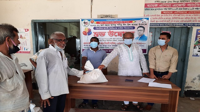 ঘোড়াঘাটে আরো ৮ হাজার মানুষ পেল প্রধানমন্ত্রীর ঈদ উপহার 