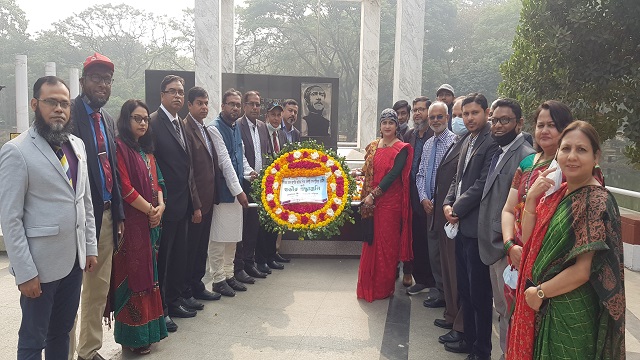 জাতির পিতার প্রতিকৃতিতে নবনির্বাচিত প্রাথমিক শিক্ষা কর্মকর্তাদের শ্রদ্ধা
