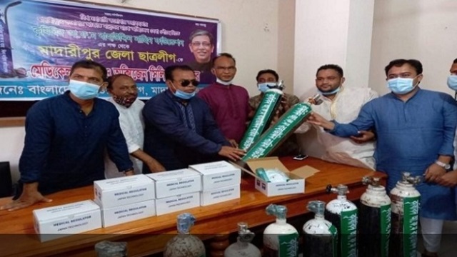ছাত্রলীগকে মেডিকেল সামগ্রী ও অক্সিজেন সিলিন্ডার প্রদান করলেন বাহাউদ্দিন নাছিম ফাউন্ডেশন