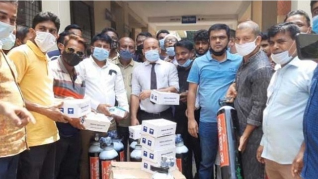 রাজৈরে করোনা রোগীদের অক্সিজেন ও চিকিৎসা সামগ্রী হস্তান্তর
