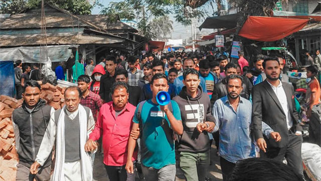 সুনামগঞ্জে সাংবাদিক নির্যাতনের ঘটনায় এলাকাবাসীর বিক্ষোভ