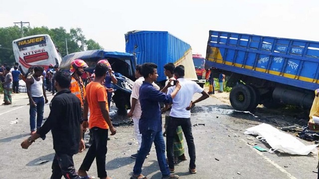 ঢাকা-টাঙ্গাইল মহাসড়কে ত্রিমুখী গাড়ির সংঘর্ষে নিহত ২