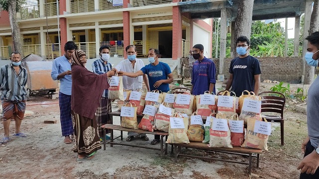 “অদম্য তারুণ্য” ও “রুদাঘরা সমাজ কল্যাণ যুবসংঘ” এর ঈদ উপহার সামগ্রী বিতরণ