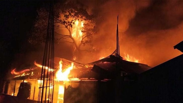 নেত্রকোনার কলমাকান্দায় আগুনে পুড়ল ৫ দোকান