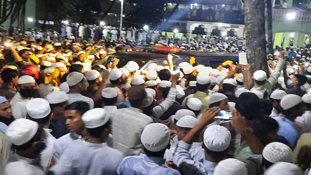 বাবুনগরীর জানাজা শেষ, নিজ গ্রামে দাফন 