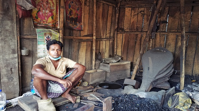 ফকিরহাটে কোরবানির সময়েও কাজ নেই কামারপাড়ায়!