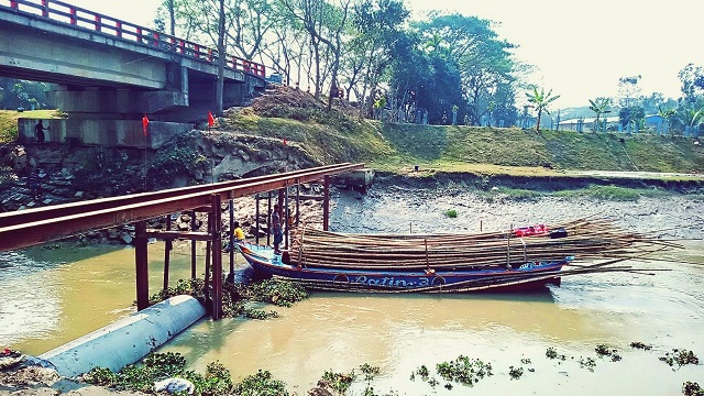 ফকিরহাটে নদী আটকে ওয়াসার পাইপ, এক বছরেও হয়নি অপরসণ!