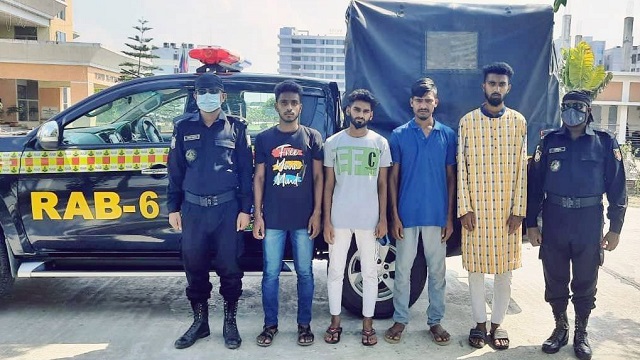 ফকিরহাটে পৃথক অভিযানে চার ছিনতাইকারী ও চোর আটক