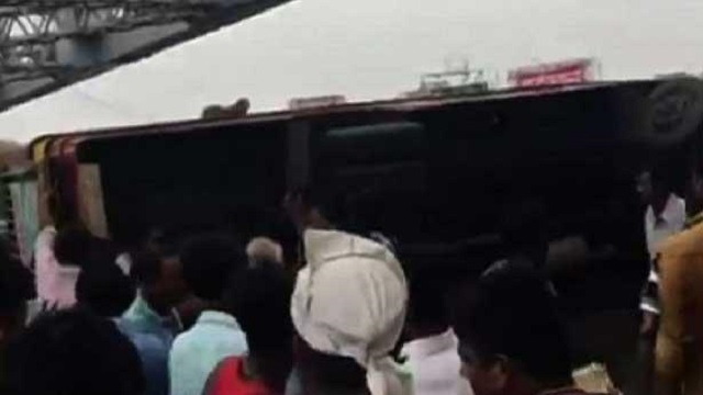 ভারতে বাস খালে পড়ে নিহত ৪৫ এর অধিক
