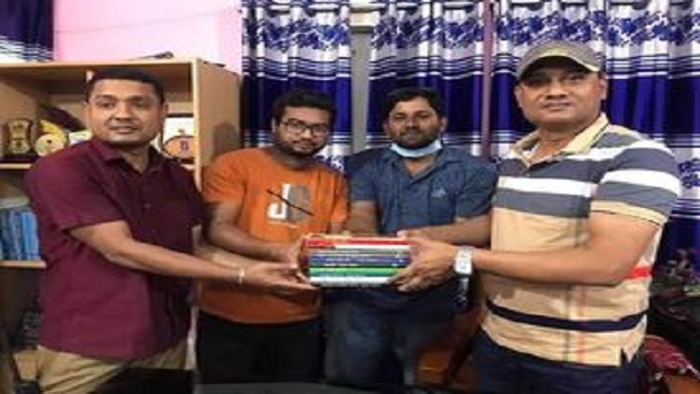বই উপহার দিলেন সাদুল্লাপুর থানা ওসি মাসুদ রানা
