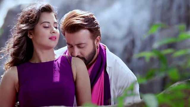গিটার বাজিয়ে ভাইরাল বুবলী (ভিডিও)