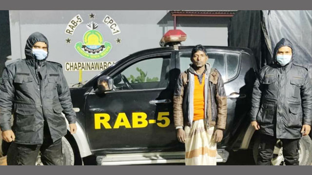 শিবগঞ্জ সীমান্তে বিদেশী পিস্তল-ম্যাগজিনসহ আটক অস্ত্র ব্যবসায়ী