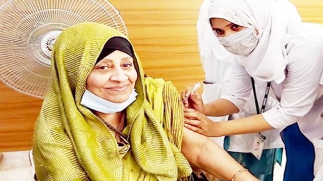এবার করোনার টিকা নিলেন অভিনেত্রী আনোয়ারা