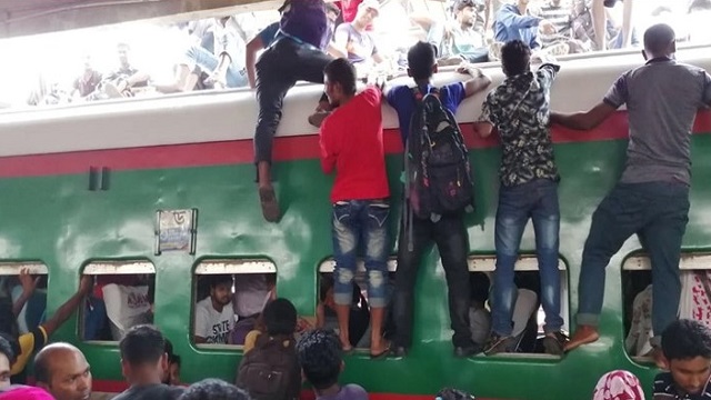রাজধানী ছাড়তে মরিয়া ঘরমুখী মানুষ