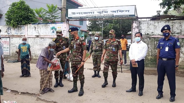 দোয়ারাবাজারে সেনাবাহিনীর ত্রাণ বিতরণ