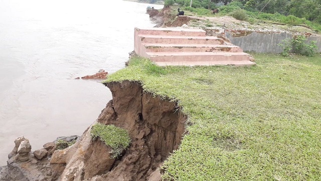 দোয়ারাবাজারে চেলা নদীতে বালু উত্তোলনে অব্যাহত নদী ভাঙন