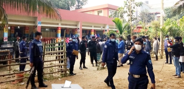 ফেনী কেন্দ্রে ককটেল বিস্ফোরণে আনসার সদস্য আহত