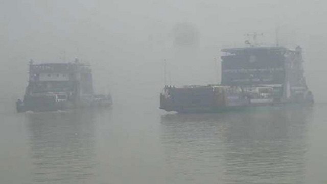 অসময়ের ঘন কুয়াশায় নৌরুটে ফেরি চলাচল বন্ধ