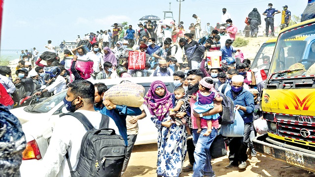 রাজধানীতে ফেরার হিড়িক,  ভোগান্তিতে মানুষ