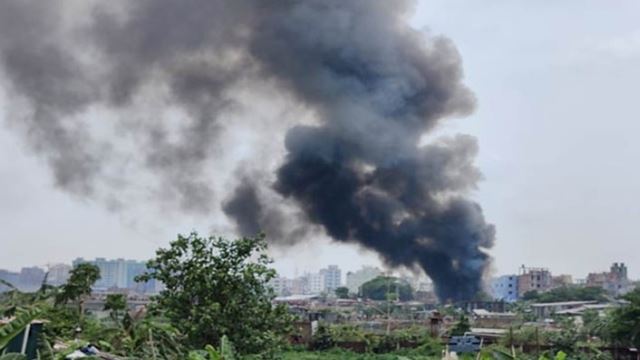 রাজধানীর কালশীর বাউনিয়া বাঁধ বস্তিতে আগুন