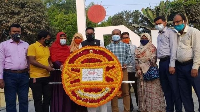 স্বাধীনতা ও জাতীয় দিবস উপলক্ষে ফুলছড়ি উপজেলা প্রশাসনের পুষ্পস্তবক অর্পণ