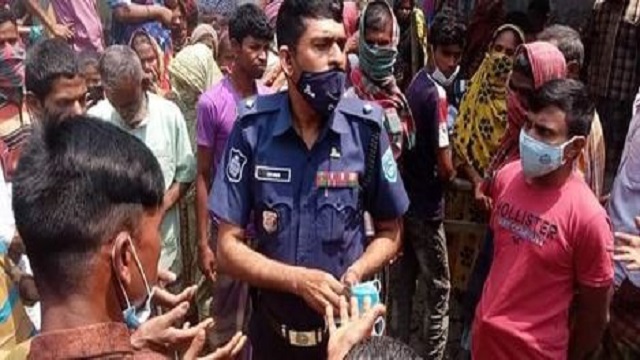 গাইবান্ধার ফুলছড়িতে ওসির মাস্ক বিতরণ 