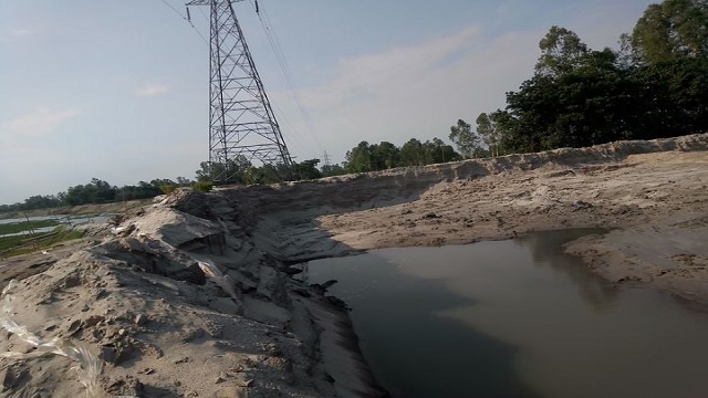 প্রশাসনকে বৃদ্ধাঙ্গুলি দেখিয়ে চলছে অবৈধ বালু উত্তোলন, বিপণন ও পরিবহণ