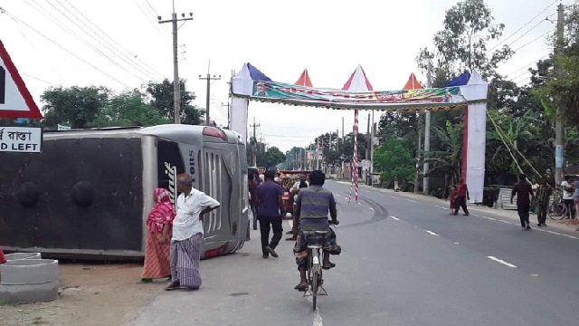 তোড়ণের খুঁটি দেওয়ায় যাত্রীবাহী বাস উল্টে শিশুসহ ৪ জন আহত