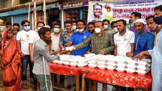 কর্মহীন মানুষের মাঝে জেলা যুবলীগের খিচুরি ও ইফতার সামগ্রী বিতরণ