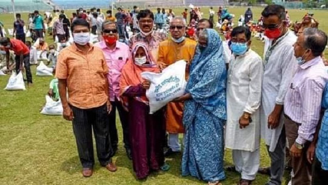 ৩শ’ কর্মহীন অসহায় মানুষ পেল প্রধানমন্ত্রীর উপহার