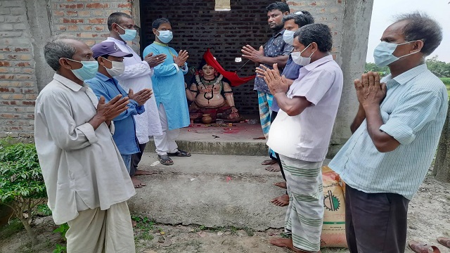 ঘোড়াঘাট উপজেলা চেয়ারম্যানের রোগ মুক্তি কামনায় শিব মন্দিরে প্রার্থনা