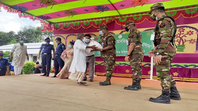 ঘোড়াঘাটে দুস্থদের মাঝে সেনাবাহিনীর খাদ্য সমগ্রী বিতরণ